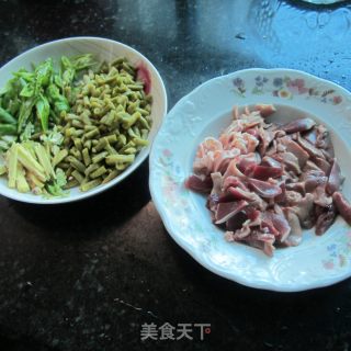 咸豆角炒鸭杂的做法步骤：2
