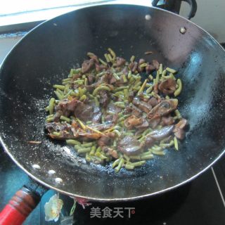 咸豆角炒鸭杂的做法步骤：8
