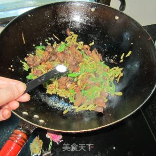 咸豆角炒鸭杂的做法步骤：11