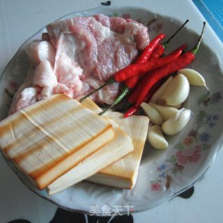 尖椒蒜片肉的做法步骤：1