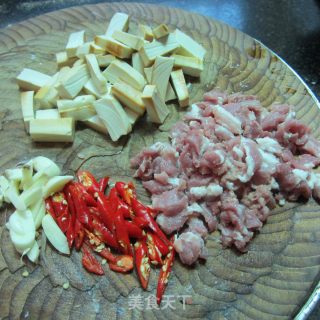 尖椒蒜片肉的做法步骤：2