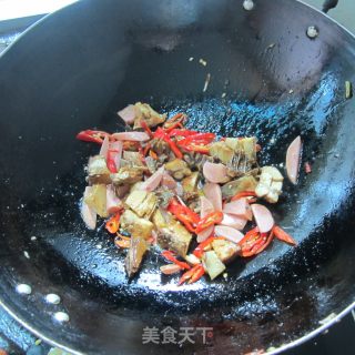 腊鸡炒火腿的做法步骤：6