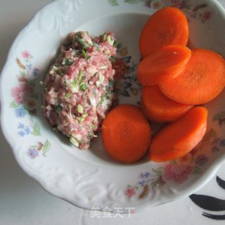 煎红萝卜酿肉的做法步骤：3