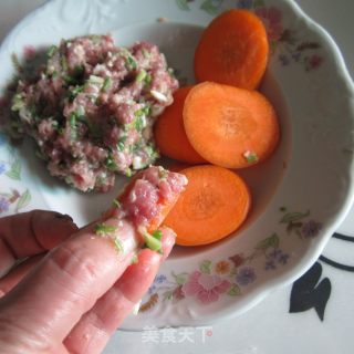 煎红萝卜酿肉的做法步骤：4
