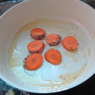 煎红萝卜酿肉的做法步骤：6
