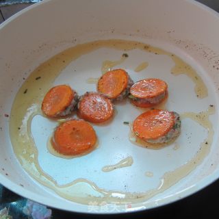 煎红萝卜酿肉的做法步骤：7