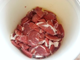 孜然羊肉的做法步骤：1