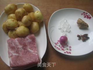 小土豆红烧肉的做法步骤：1