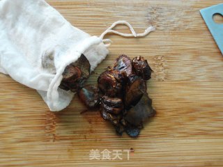 罗汉果冰糖瘦肉汤的做法步骤：3