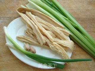 西芹腐竹的做法步骤：1