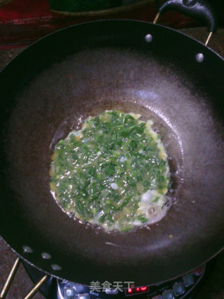 洋葱叶煎鸡蛋的做法步骤：6
