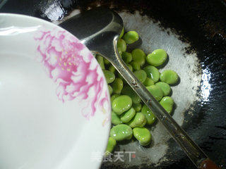 脆皮肠炒蚕豆的做法步骤：5