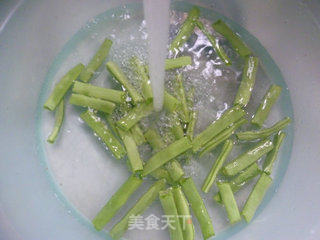 梅豆炒排骨的做法步骤：2