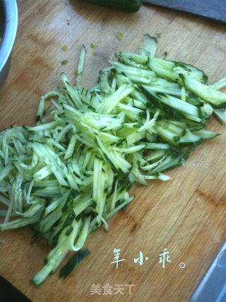 凉拌黄瓜金针菇的做法步骤：2