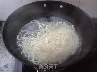 番茄鲜虾拌面的做法步骤：2