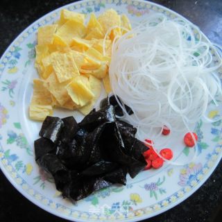 粉丝蛋皮海苔汤的做法步骤：1