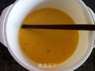 芹菜叶鸡蛋饼的做法步骤：2