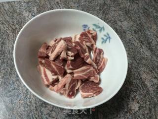 奢侈晚餐  清炒日本黒豚肉~的做法步骤：1