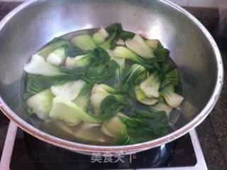 香菇炒油菜的做法步骤：1