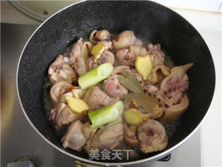 榛蘑炖鸡腿的做法步骤：6