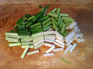 豆腐干炒蒜苗的做法步骤：2