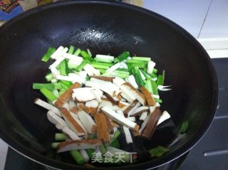 豆腐干炒蒜苗的做法步骤：6