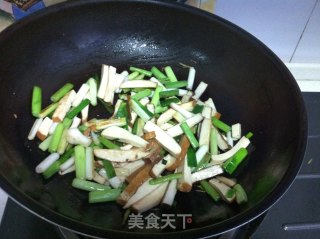 豆腐干炒蒜苗的做法步骤：7
