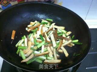 豆腐干炒蒜苗的做法步骤：8