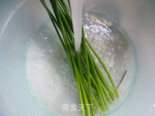 韭菜花炒脆皮肠的做法步骤：2