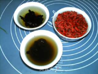 黄精炖鸡的做法步骤：1