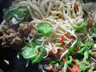 青椒肉末炒干丝的做法步骤：7