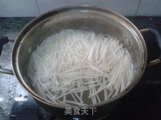 凉拌金针菇的做法步骤：3