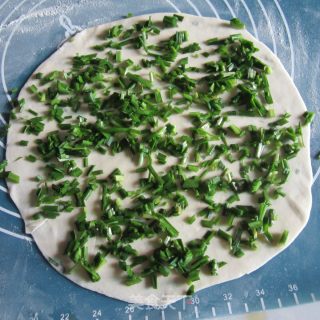 韭菜馅烙饼的做法步骤：4
