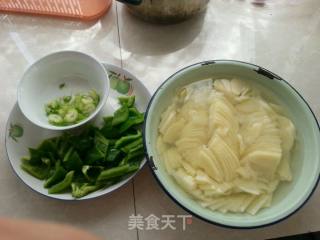 青椒土豆片炒肉的做法步骤：2