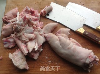 猪蹄炖花生的做法步骤：1