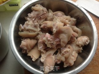 猪蹄炖花生的做法步骤：2