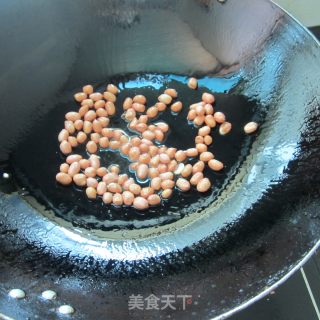 花生火腿炒腊肉的做法步骤：3