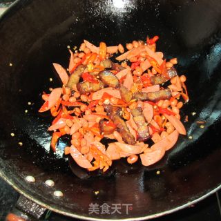 花生火腿炒腊肉的做法步骤：7