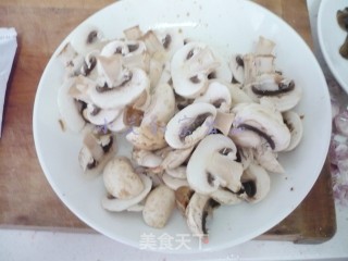 黑木耳口蘑炒鸡丁的做法步骤：5
