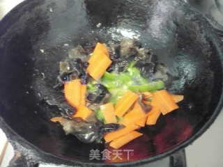 黑木耳口蘑炒鸡丁的做法步骤：8