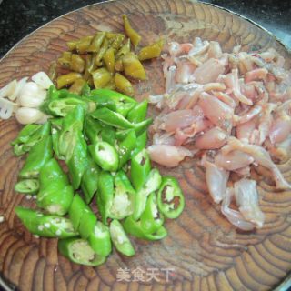酸辣田鸡的做法步骤：2