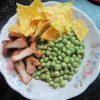 小炒青豆腊肉加蛋皮的做法步骤：1