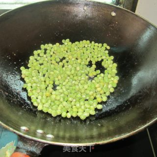 小炒青豆腊肉加蛋皮的做法步骤：2