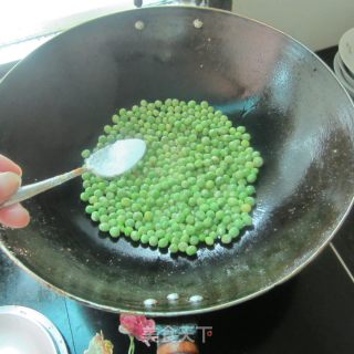 小炒青豆腊肉加蛋皮的做法步骤：3