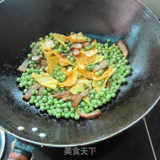 小炒青豆腊肉加蛋皮的做法步骤：4