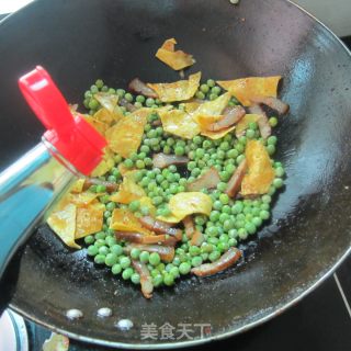 小炒青豆腊肉加蛋皮的做法步骤：5
