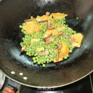小炒青豆腊肉加蛋皮的做法步骤：7