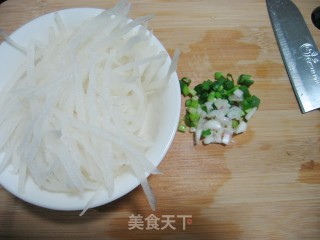 白萝卜粉丝汤的做法步骤：1