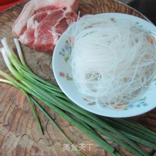 鱼香粉丝狮子头的做法步骤：1