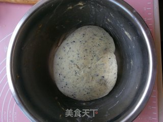芝麻小面包的做法步骤：2